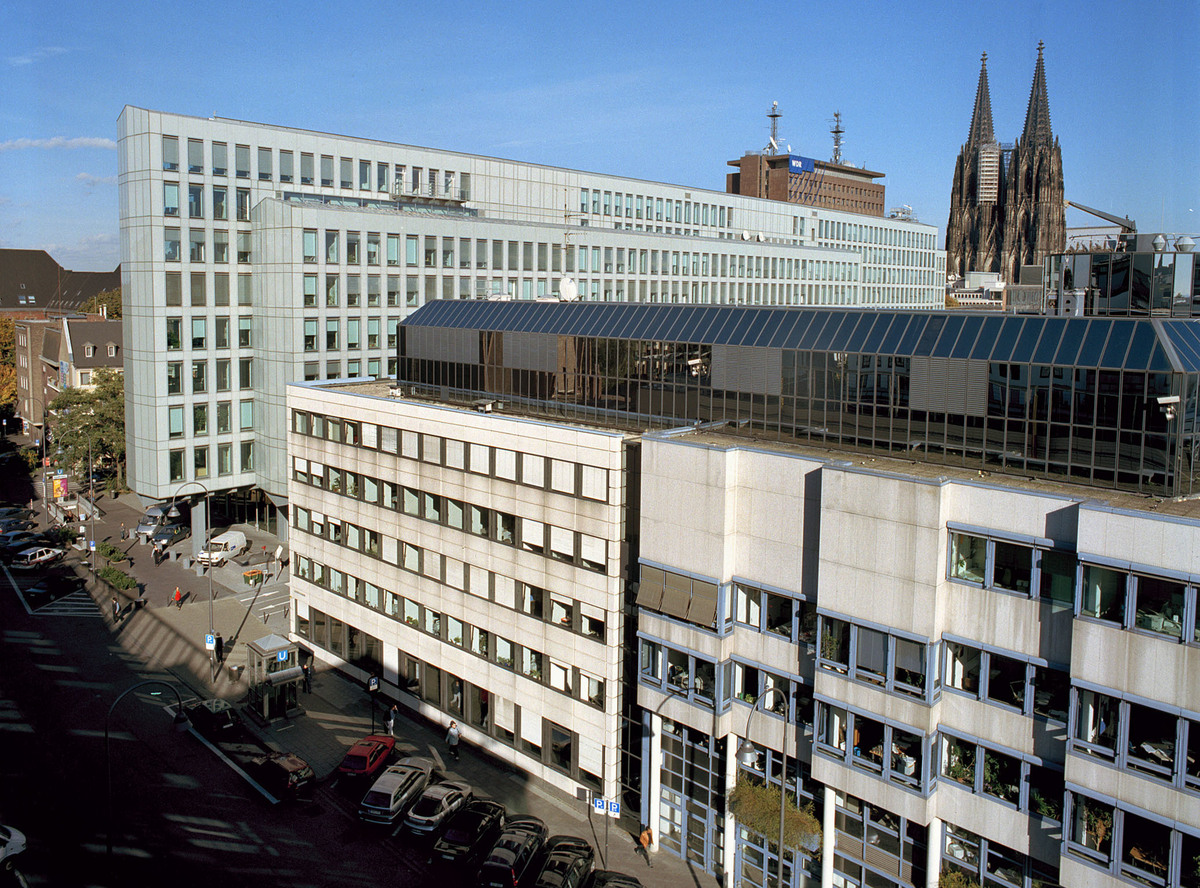 WDR-Gebäude in der Kölner Innenstadt Vorn das EDV-Haus, dahinter das Vierscheibenhaus, das vom dahinter liegenden Archivhaus überragt wird. Im Hintergrund der Kölner Dom