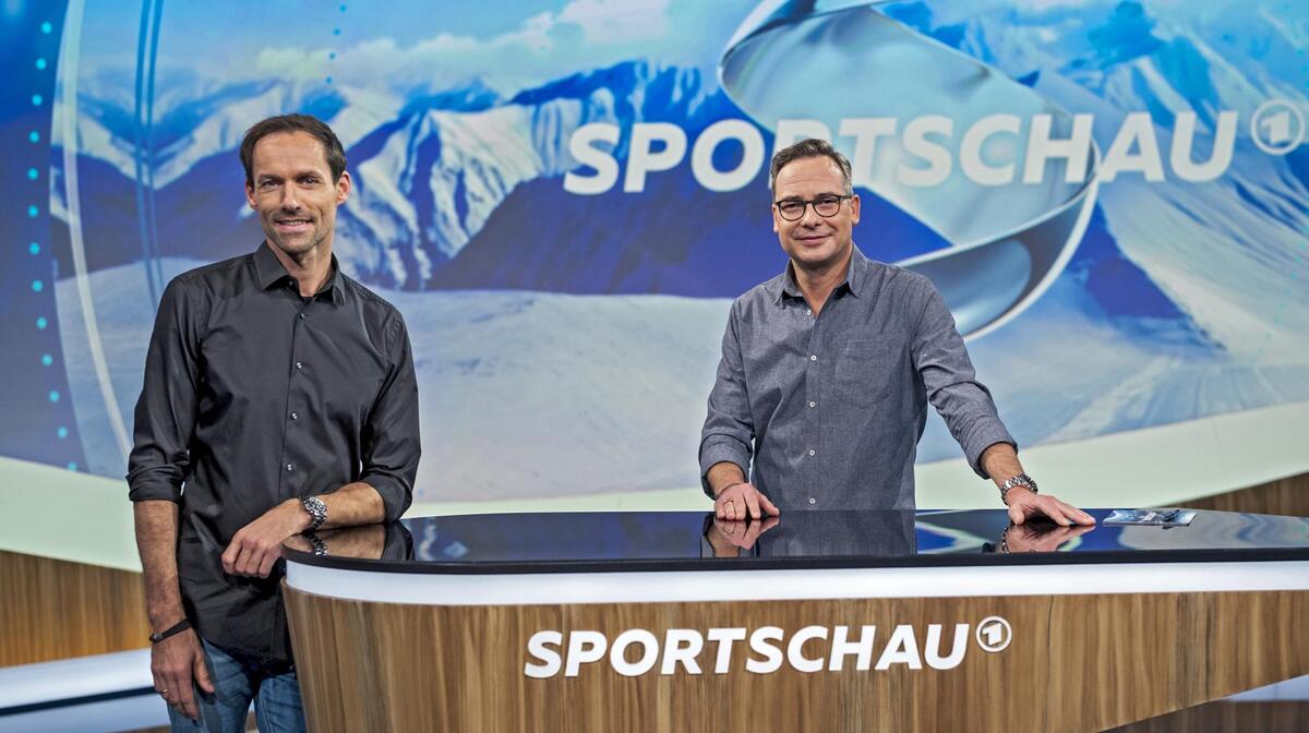 Wintersport-Moderator Matthias Opdenhövel und Experte Sven Hannawald (l)