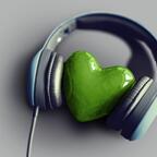 Kopfhörer mit grünem Herz