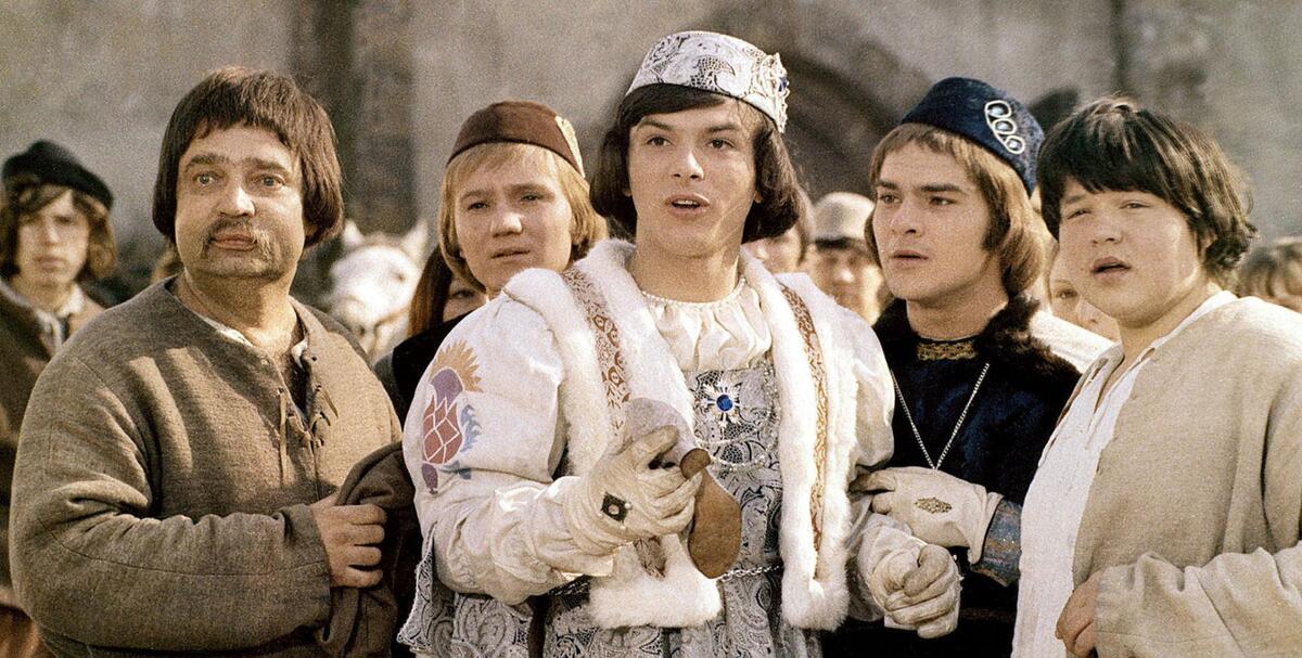 Pavel Trávnícek (Mitte) als Prinz in einer Filmszene aus "Drei Haselnüsse für Aschenbrödel"