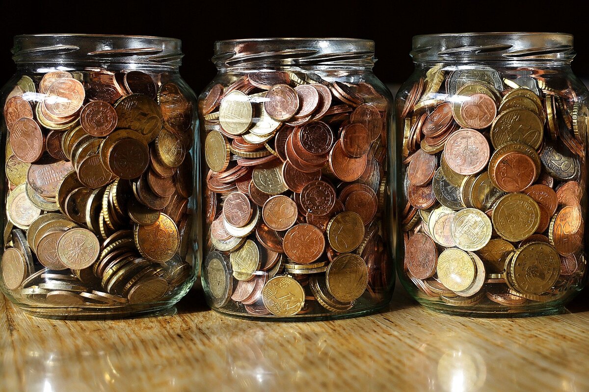 Euro-Münzen in Gläsern; Fotograf: Franz W. / Pixabay