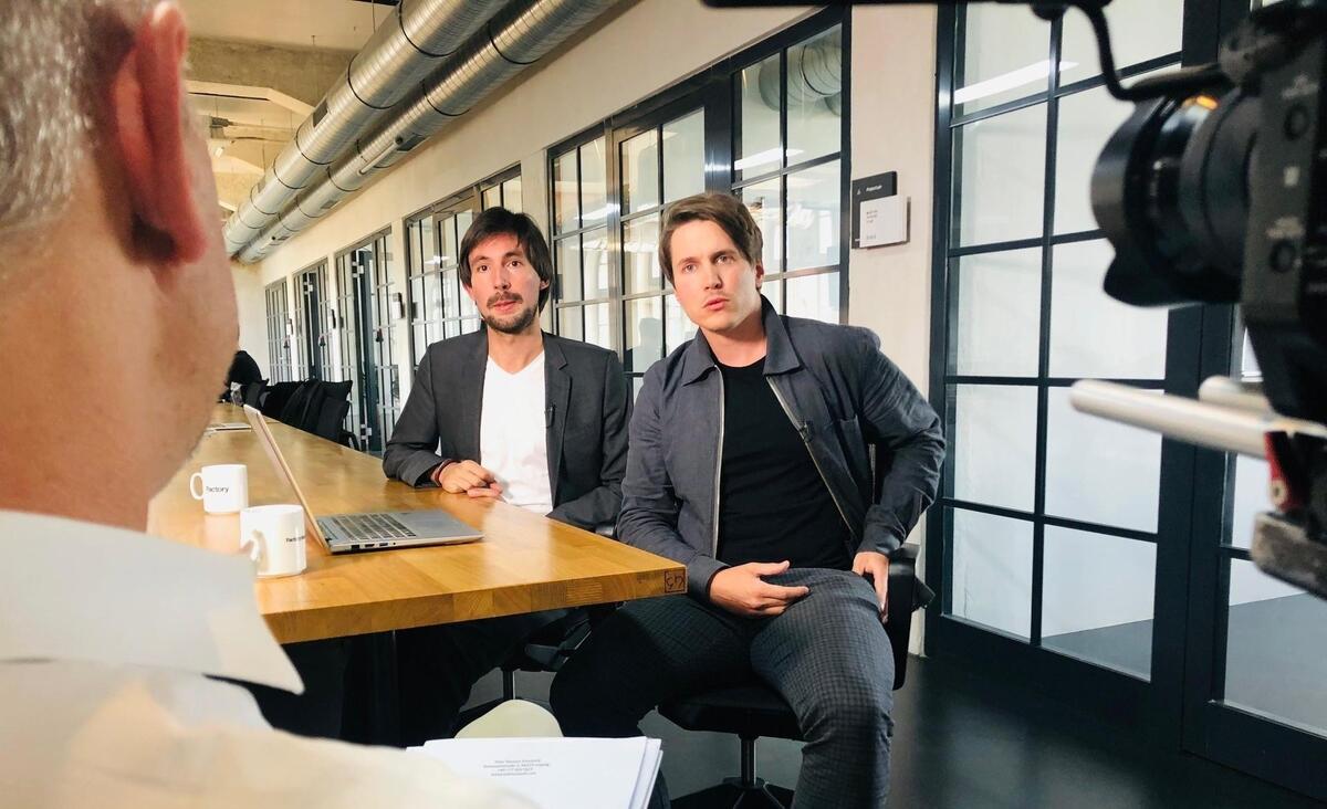 Die Berliner Startup-Gründer Felix Friedrich und Dario Nassel von der News-App "The Buzzard" im Gespräch mit dem Medienwissenschaftler und Dokumentarfilmer Stephan Weichert.