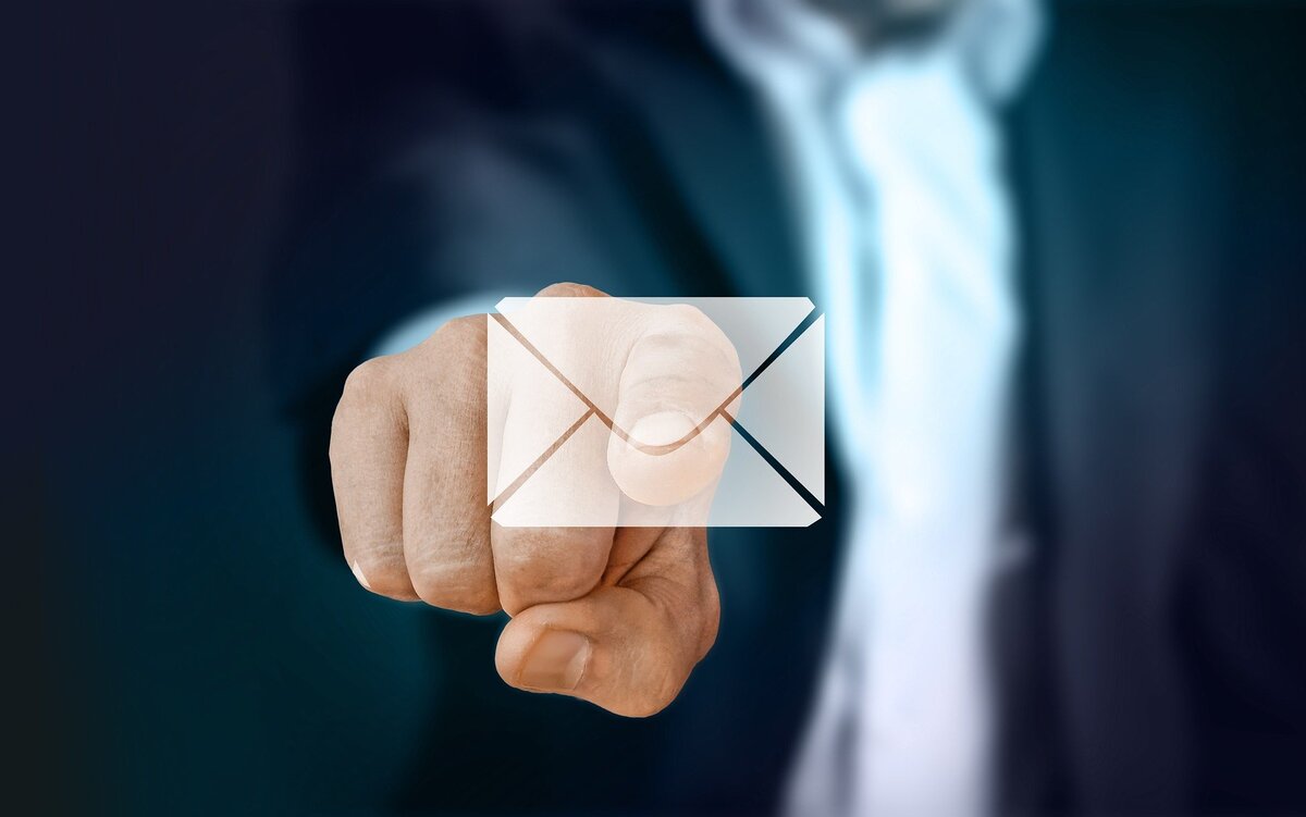 Hand zeigt auf Mail-Symbol; Foto: Gerd Altmann / Pixabay
