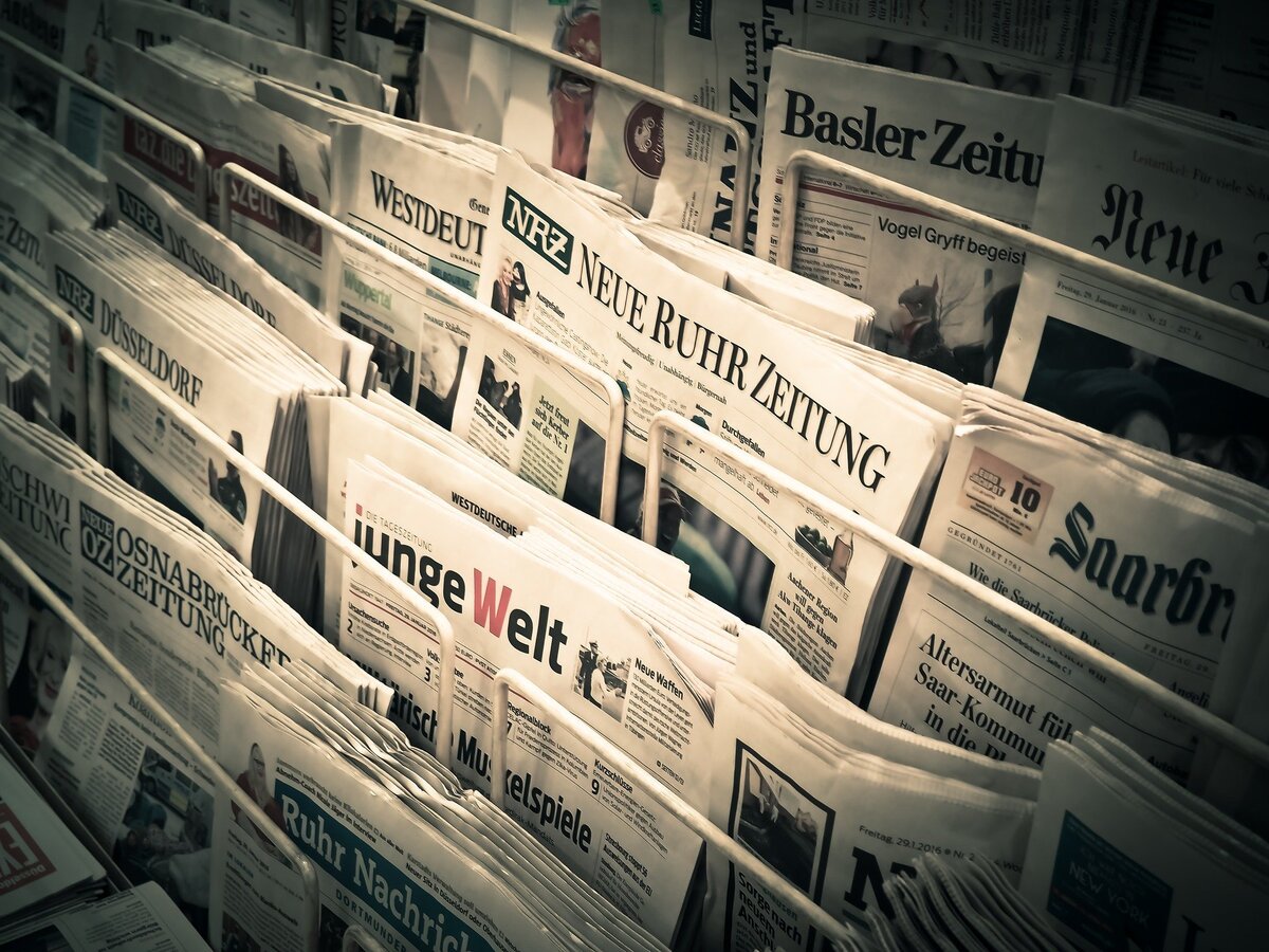 Tageszeitungen am Kiosk; Foto: Michael Gaida / Pixabay